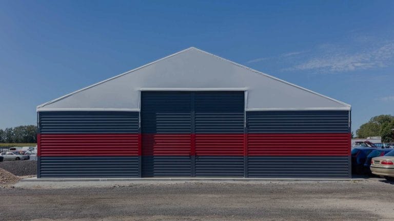 Kolorowa hala namiotowa