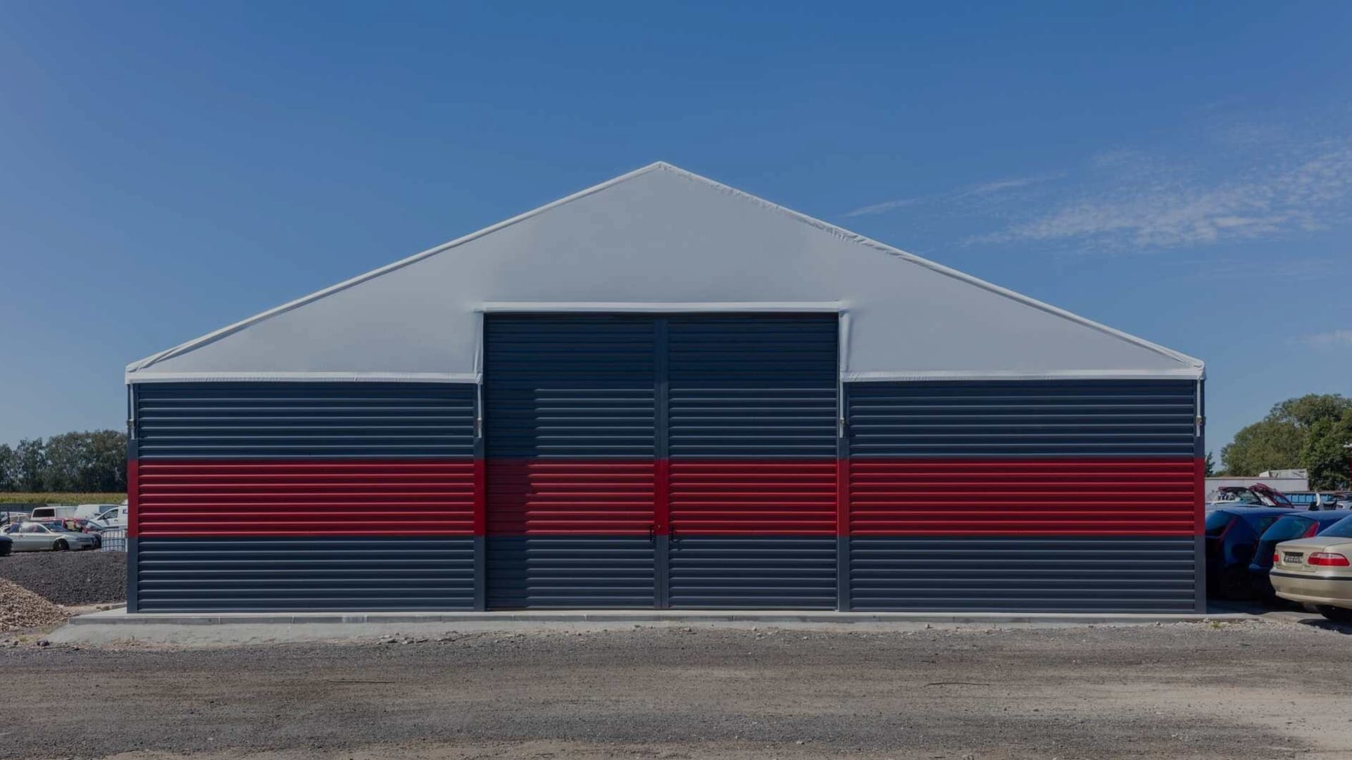 Kolorowa hala namiotowa