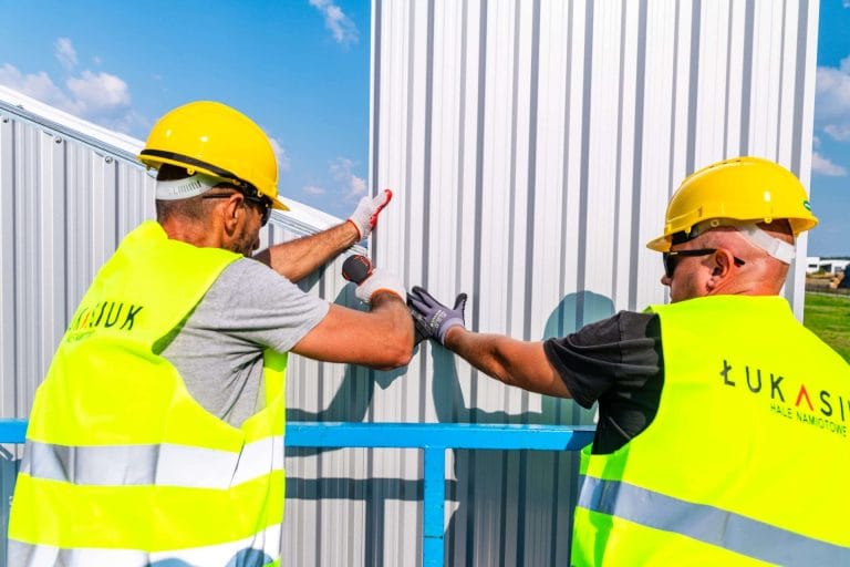 Montaż hali przez dwóch pracowników Łukasiuk