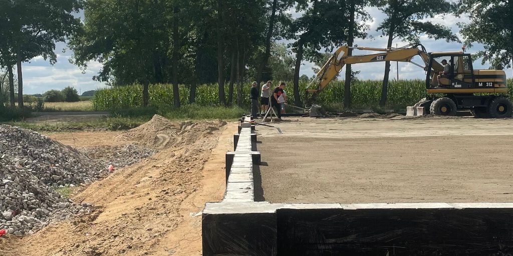 Przygotowanie podłoża i fundamentów pod budowę hali